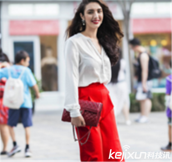 三里屯街拍套路 真是你的美引摄影师垂青?实际上… 三里屯街拍套路 真是你的美引摄影师垂青?实际上…