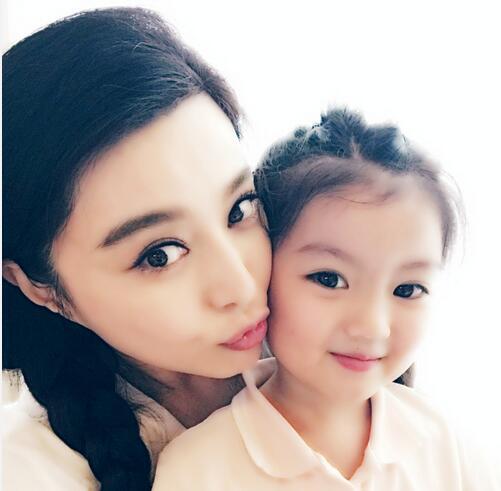范冰冰怀抱阿拉蕾合影嘟嘴卖萌 网友：漂亮姐姐漂亮娃！