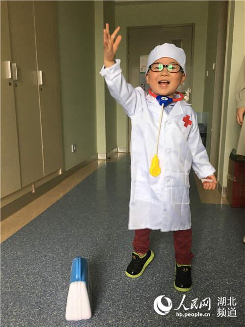 3岁小男孩生病住院 扮医生给人 瞧病