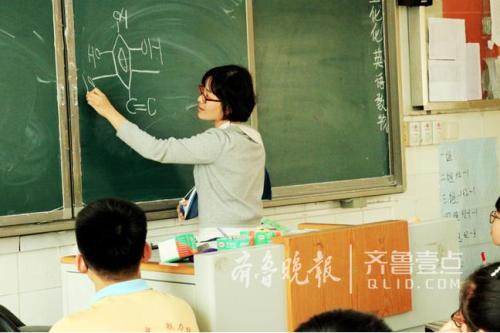 洪秀英老师用左手写板书。