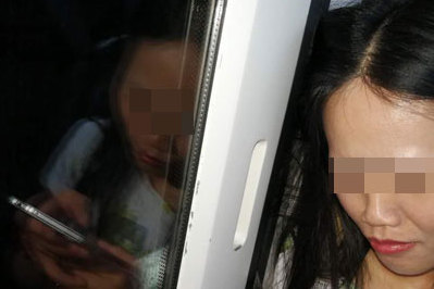 头发被车门夹6站 网友：吓到我赶紧剪成光头了（图）