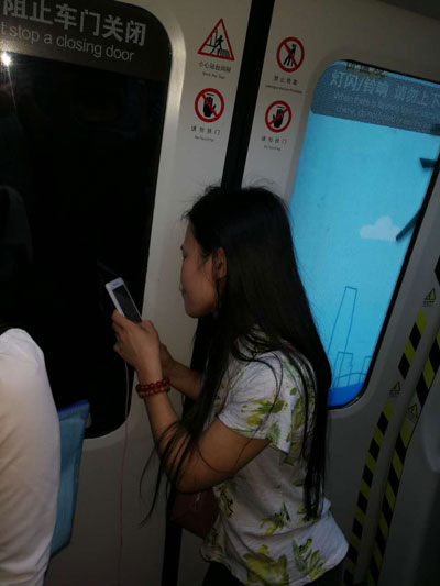 头发被车门夹6站 网友：吓到我赶紧剪成光头了（图）