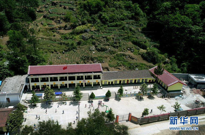 5月17日,红鱼教学点的学生在校园里活动。