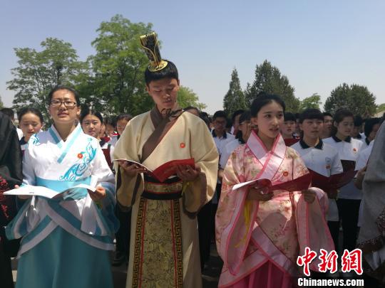 山西高三学生行成人冠笄礼祈祷高考顺利（图）