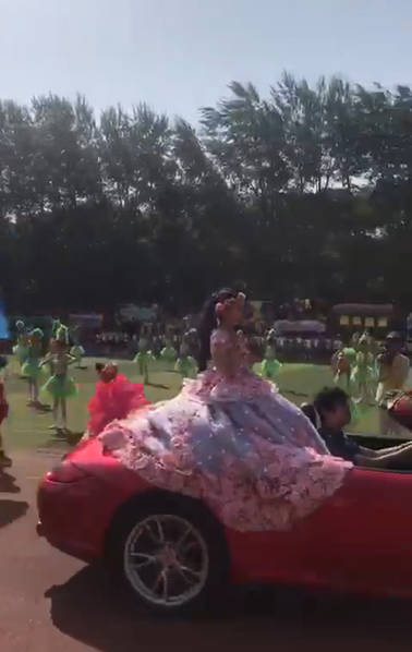 保时捷开上操场 校主任:保时捷为何出现在开幕式上并不清楚 保时捷开上操场 校主任:保时捷为何出现在开幕式上并不清楚