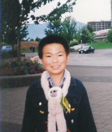 中国侨网杨洲迪在温哥华上了几个月小学后，回国续读四年级；直至七年级结束，才回到温哥华。图为杨洲迪在温哥华留下的纪念照。