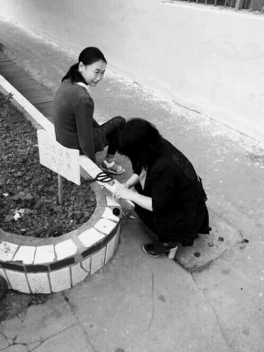 老师为学生补鞋 网友:这才是老师的正确打开方式 亦师亦母 老师为学生补鞋 网友:这才是老师的正确打开方式 亦师亦母