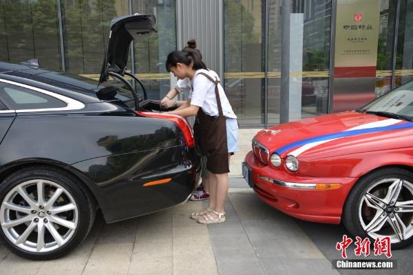 老板用豪华轿车送外卖 90后美女送餐上门