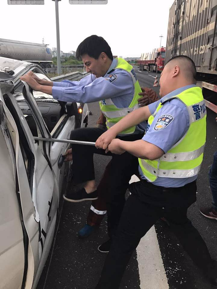 交警端午加班被撞 一千七百多名高速交警为其祈祷 交警端午加班被撞 一千七百多名高速交警为其祈祷