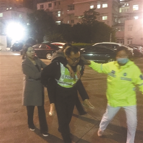 交警端午加班被撞 一千七百多名高速交警为其祈祷 交警端午加班被撞 一千七百多名高速交警为其祈祷