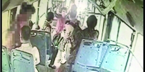 老头公交强吻女孩 女司机停车呵斥：你在做什么！