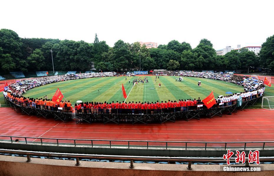 武汉最牛毕业照曝光 4000多名师生同框拍 全家