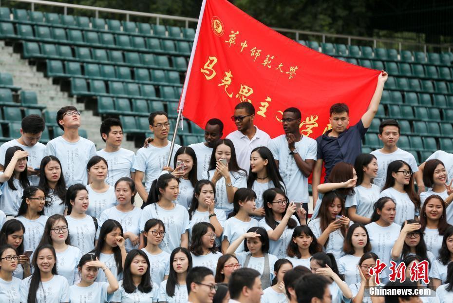 武汉最牛毕业照曝光 4000多名师生同框拍“全家福”