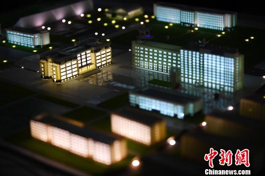 3D微缩版校园模型夜景。　武俊杰　摄