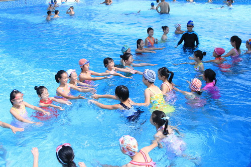海南推中小学游泳教学:新体育教师须会游泳懂