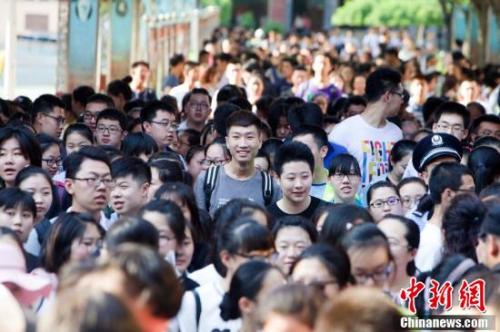 资料图:山西太原,考生轻松走出考场。<a target='_blank' href='http://www.chinanews.com/' _fcksavedurl='http://www.chinanews.com/'></table>中新社</a>记者 张云 摄