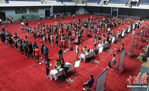 资料图:清华大学新生排队拍证件照。<a target='_blank' href='http://www.chinanews.com/' _fcksavedurl='http://www.chinanews.com/'></table>中新社</a>发 李慧思 摄