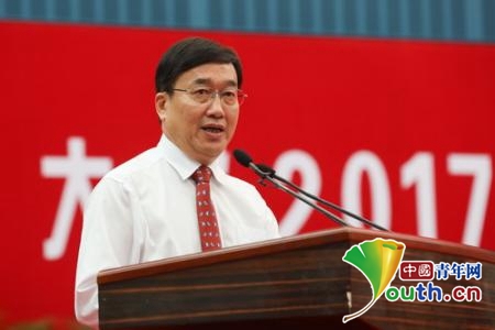 复旦大学校长许宁生寄语2017级新生:做一流的