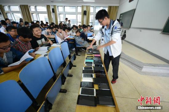 资料图:中南大学软件学院倡议学生先交手机再上课,此举得到众多师生的认可。<a target='_blank' href='http://www.chinanews.com/' _fcksavedurl='http://www.chinanews.com/'></table>中新社</a>发 杨华峰 摄