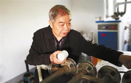 吴佶伟在试验室做试验。