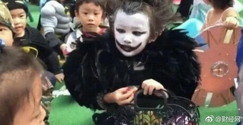 去年万圣节吓哭同学的小女孩 今年又有新造型