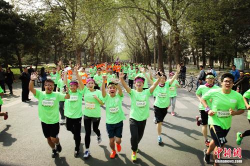 资料图:大学生参与马拉松比赛。