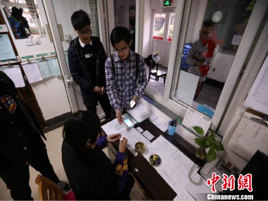 日常的工作很琐碎 潘旻 摄