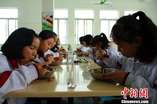 学生在食堂吃饭。　朱柳融 摄