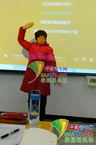 河南一高校保洁阿姨在教室跳舞走红:最爱街舞