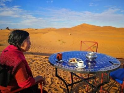 李亚西和母亲唐家翠在撒哈拉沙漠跨年迎新。