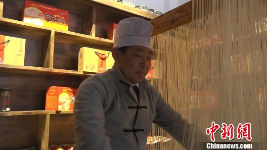 桑宏山在制作空心挂面 张俊 摄
