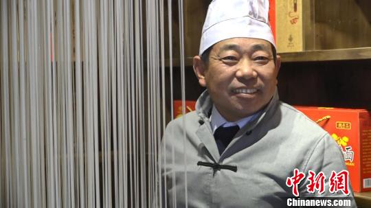 桑宏山在制作空心挂面 张俊 摄