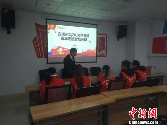 杜师傅正在给春运青年志愿者分享经验。王文龙 摄