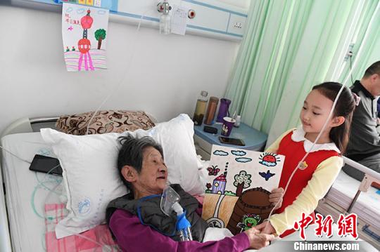 图为赵晋艺的画“装扮”在老人的病房。　杨艳敏 摄