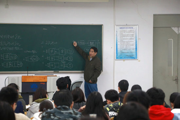上海海大教授坚守讲台近30年 鼓励学生投身科