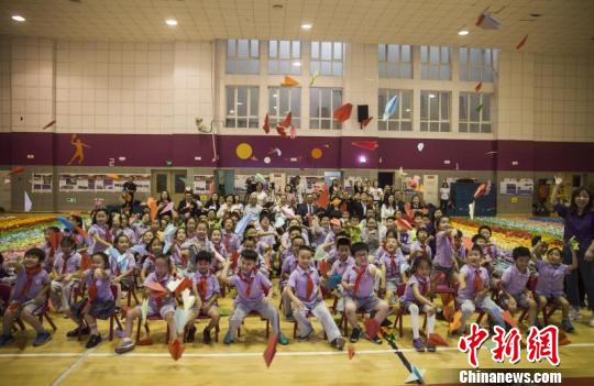 中国儿童制作万千纸飞机 创造吉尼斯世界纪录