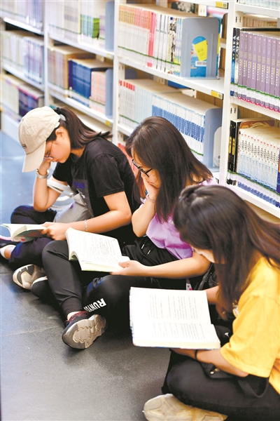 广州图书馆里随处可见席地而坐的读书人.