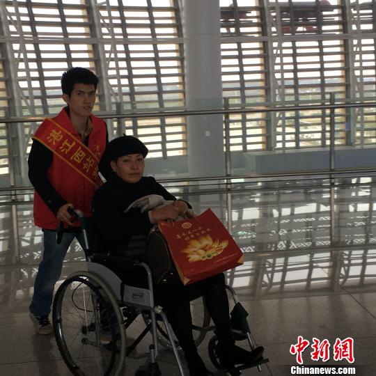 广东湛江西站春运服务志愿者:春节我们不打烊