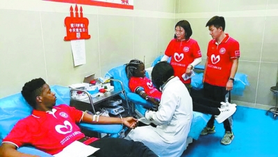 危重患者急需＂熊猫血中的熊猫血＂ 留学生组团献血