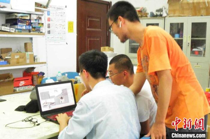 ?中国新闻网|00后学生的“造舰之旅”：耗时半年成功下水试航