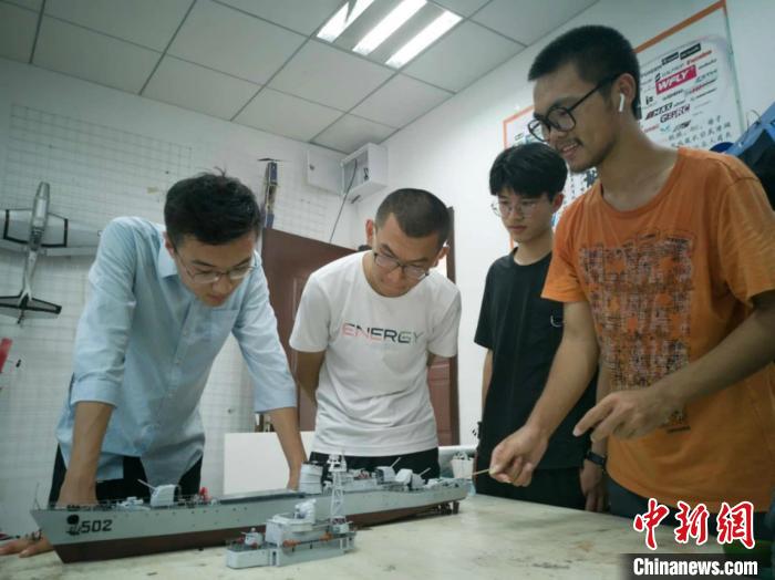 ?中国新闻网|00后学生的“造舰之旅”：耗时半年成功下水试航