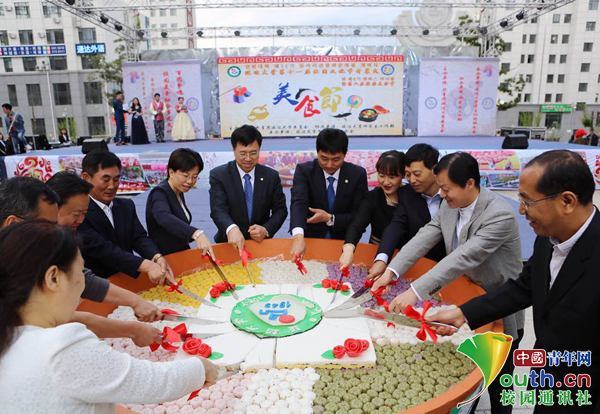大学校园美食融合多元文化 百团争鸣留住青春记忆