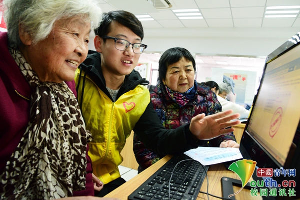 江苏大学志愿者点单式辅导 助老年人玩转网络