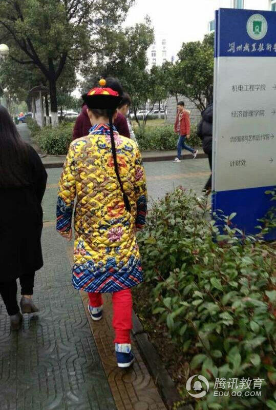 霸气！湖北一高校男生每天穿龙袍上课