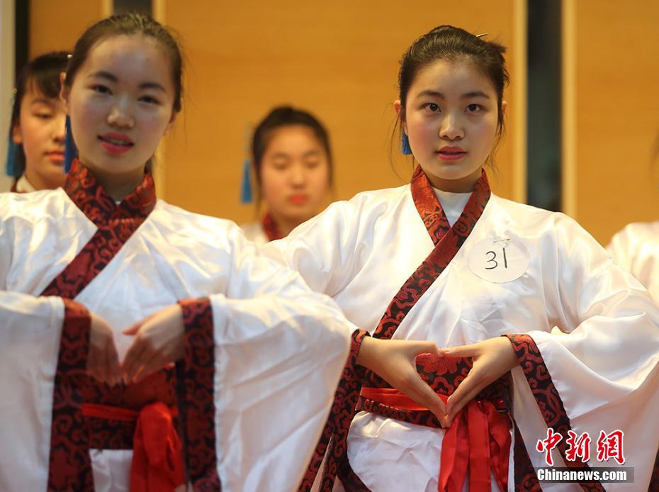 南京女子中学学生秀礼仪 尽显淑女文艺气质