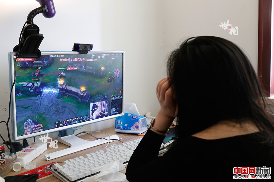 95后女生的电竞梦：除了吃饭睡觉 基本上都在打游戏
