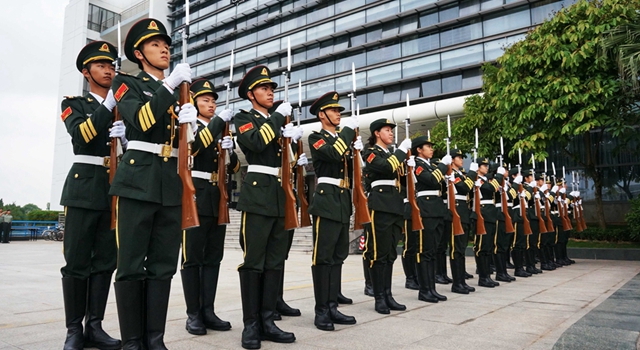 06 国护队员于国旗下行礼，代表所有中国青年，向国旗致以最崇高的敬意。 中国青年网通讯员 黄欣琳 何翠华 摄.jpg