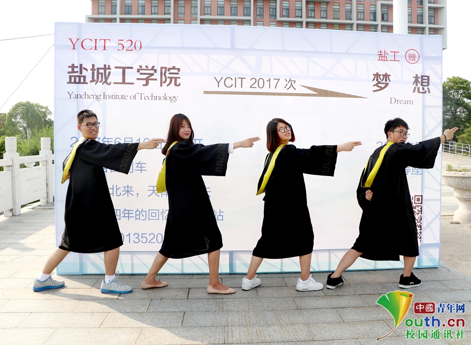 江苏一高校大学生拍巨幅毕业证 致敬大学四年