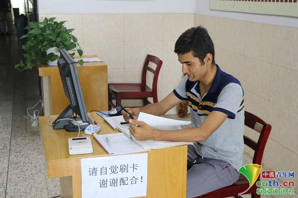 大学生暑期留校为考研 教室墙上贴满考研笔记