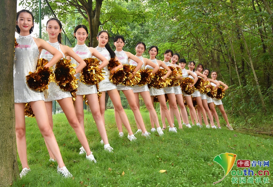 重庆高校篮球宝贝宣传照走红 满屏都是大长腿